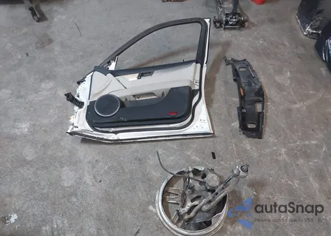 2013 Mercedes-Benz C 250 Luxury/Sport z USA, uszkodzony, nr VIN WDDGF4HB1DR279038